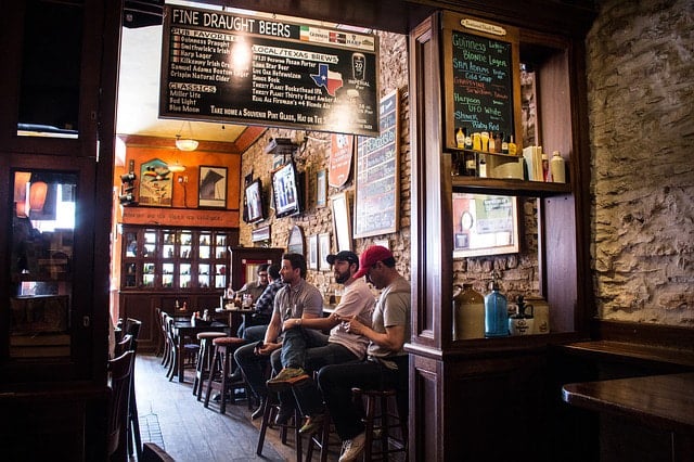 Männer trinken zusammen in einer Bar